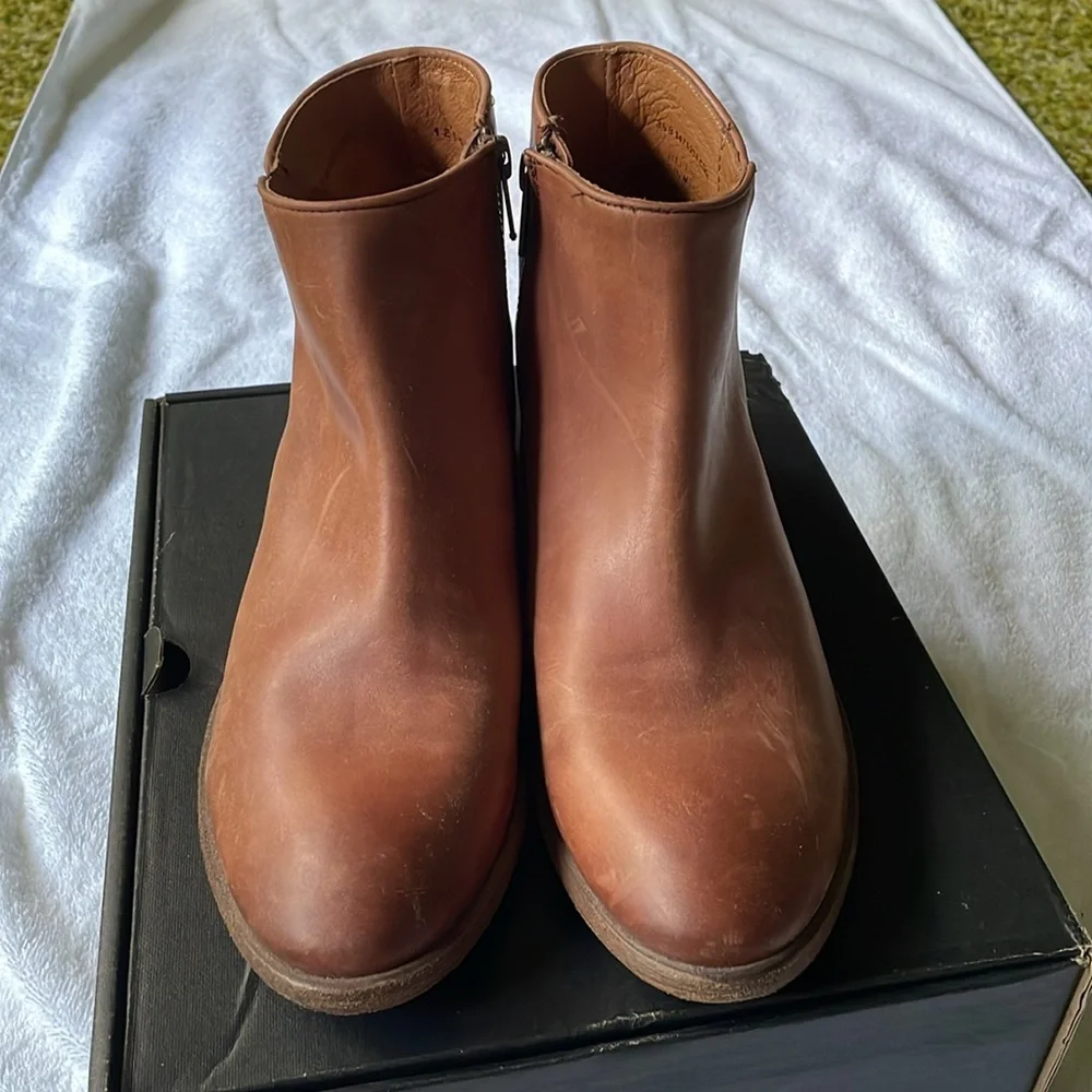FRYE Carson Piping Bootie NIB Tan Size 8.5